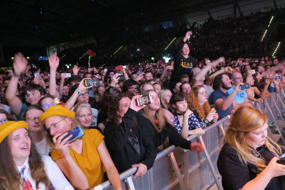 Die Fans feierten derweil euphorisch mit, tanzten, moshten und sangen jede Zeile bis zum Ende der rund zweistündigen Show.