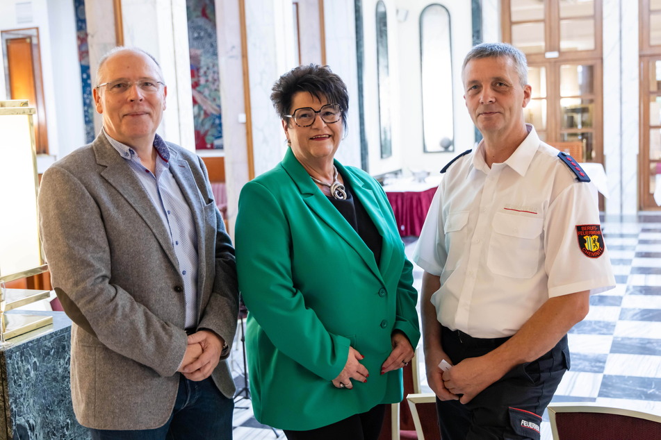 40 Jahre in Diensten der Stadt: Gert Berger (62, l.), Gabriele Schulze (58) und Steffen Eidam (58) bei der Ehrung im "Chemnitzer Hof".