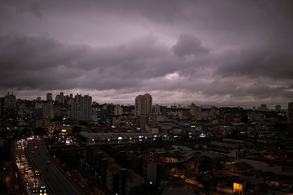 In São Paulo sind Autofahrer nun auch mitten am Tag mit eingeschaltetem Scheinwerfer unterwegs. Bewohner der riesigen Stadt berichten von schwarzem Regen.