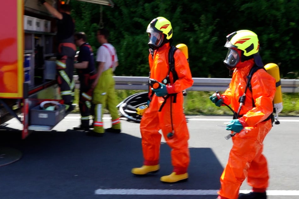 Unfall A9: ABC-Einsatz auf der A9: Flüssigkeit läuft aus Transporter