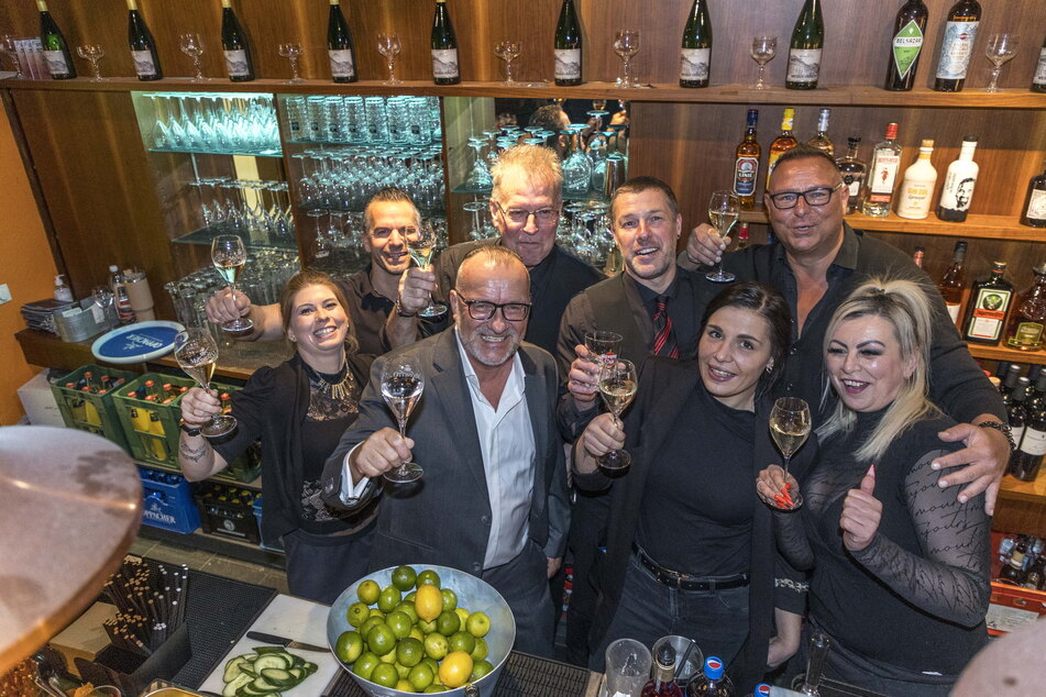 Barkeeper Ulf Neuhaus (60, Mitte) feiert mit dem "Kakadu"-Team seinen 60. Geburtstag.
