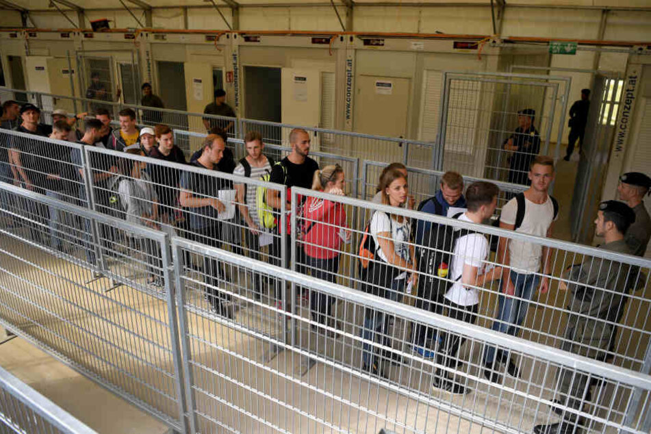 Übungs-Darsteller stehen in einer Registrierstraße an der Grenze zu Slowenien in Rahmen der Grenzschutzübung "Proborders".