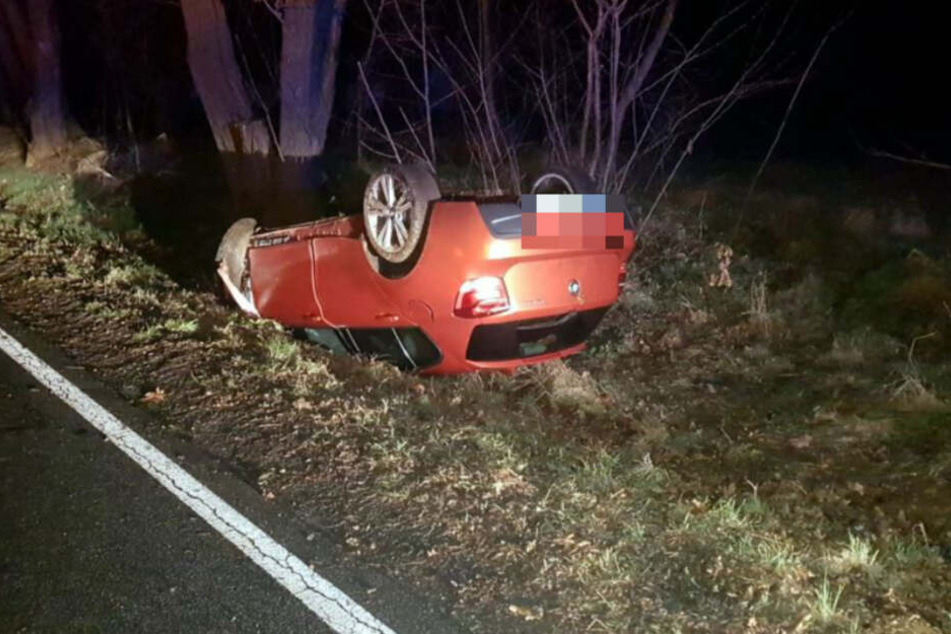 Der Wagen liegt zerbeult auf dem Dach und im Straßengraben.