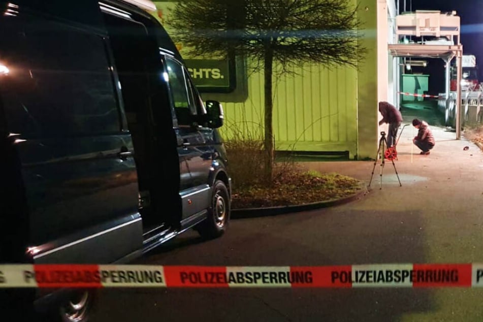 Eine Frau hat nach einem Streit hinter einem Supermarkt in Bayern den Kampf um ihr Leben verloren.