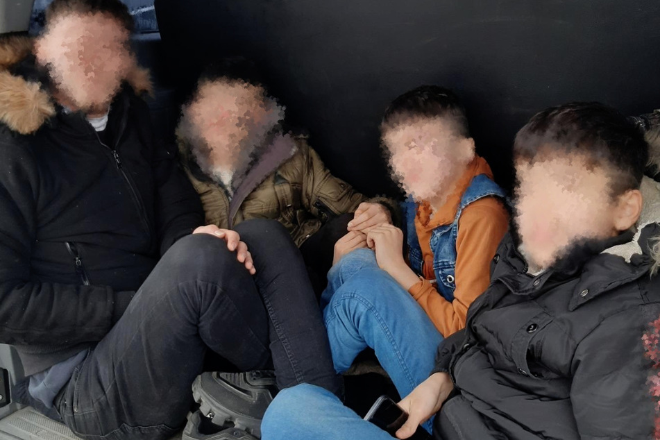 Dresden: Schleuser hatte 15 Geflüchtete an Bord: Polizei findet drei Kinder im Kofferraum