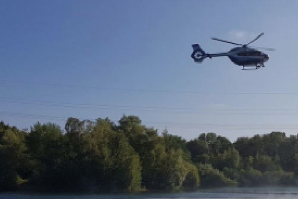 Auch ein Polizei-Hubschrauber war bei der Such-Aktion am großen Silbersee in Leverkusen im Einsatz.