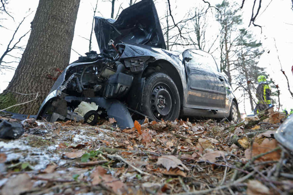 Der VW krachte frontal in eine Eiche.