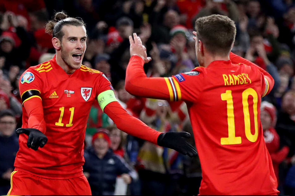 Yes! Bale und Ramsey feiern das 1:0 gegen Ungarn.
