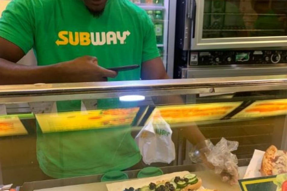 Subway-Mitarbeiter fotografiert belustigt ihre Auswahl.