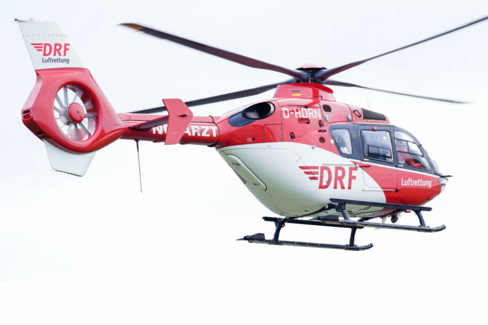 Eine schwer verletzte Frau musste mit einem Rettungshubschrauber in eine Klinik geflogen werden. (Symbolbild)
