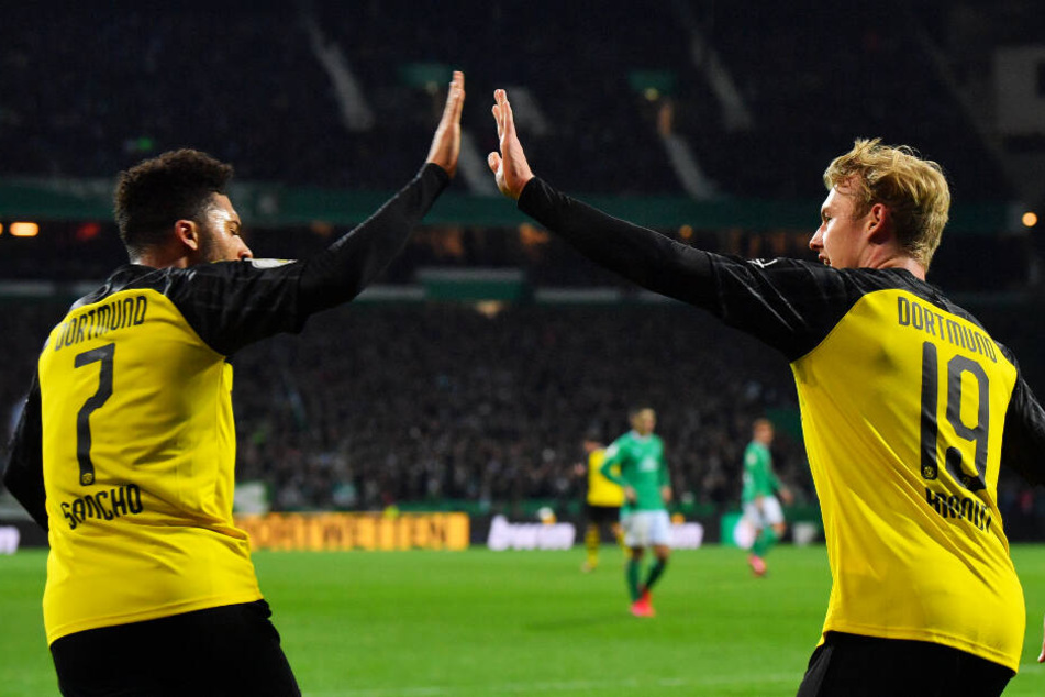 Da lebte die Hoffnung noch: Jadon Sancho (l.) und Julian Brandt klatschen sich nach dem 1:2-Anschlusstreffer durch Erling Haaland (nicht im Bild) ab.
