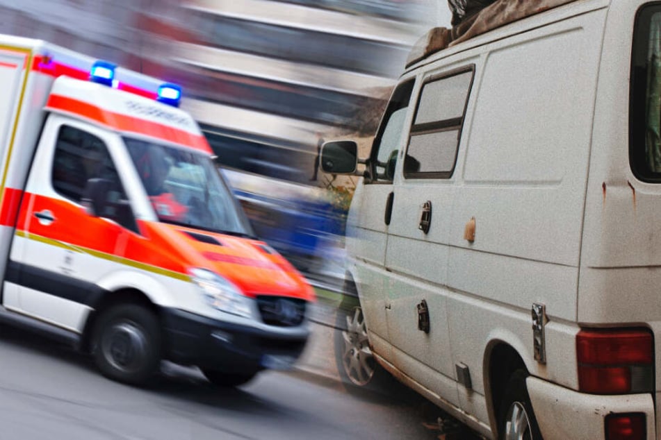 Zwei Menschen wurden verletzt, als sie aus einem VW-Bus fielen. (Symbolbild/ Fotomontage)