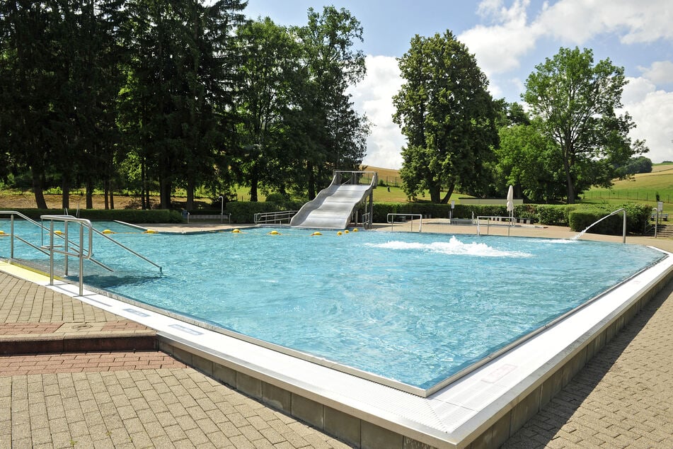 Auch das Freibad Einsiedel hat aufgrund des schlechten Wetters aktuell verkürzte Öffnungszeiten.