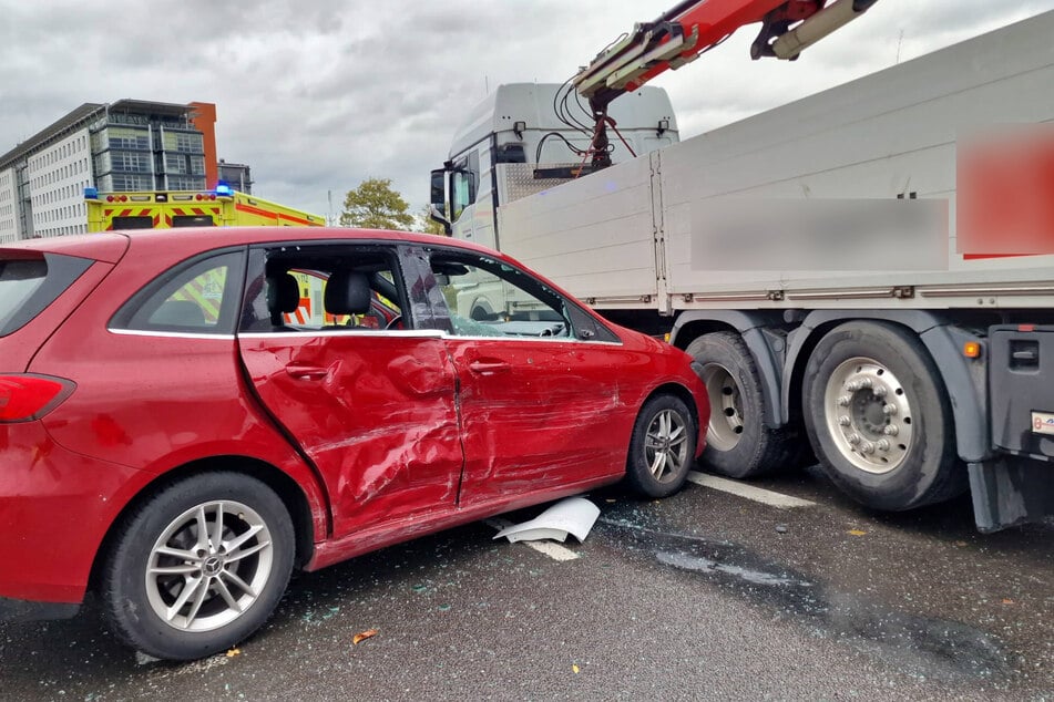 Unter anderem ein Auto und ein Lastkraftwagen waren in den Unfall verwickelt.