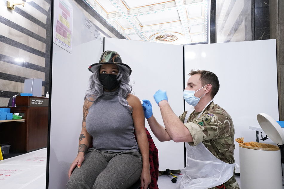 Das britische Militär beteiligte sich bereits beim Verabreichen der Impfungen.