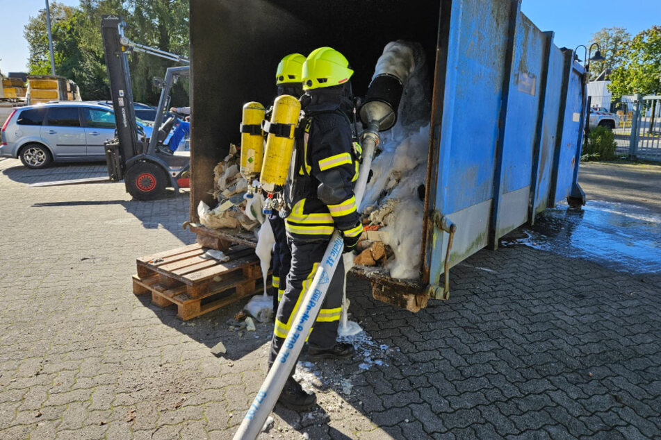 In Sottrum ist am Dienstagvormittag ein Müllcontainer in Brand geraten. Die Löscharbeiten gestalteten sich schwierig.