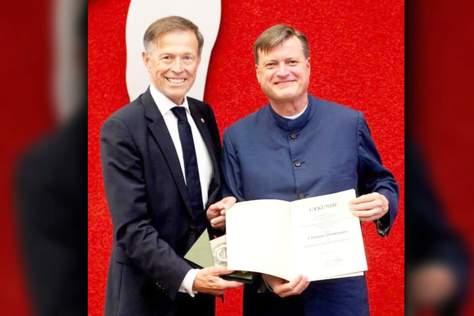 Christian Thielemann (65, r.) erhält die Auszeichnung von Landtagspräsident Matthias Rößler (69, CDU).