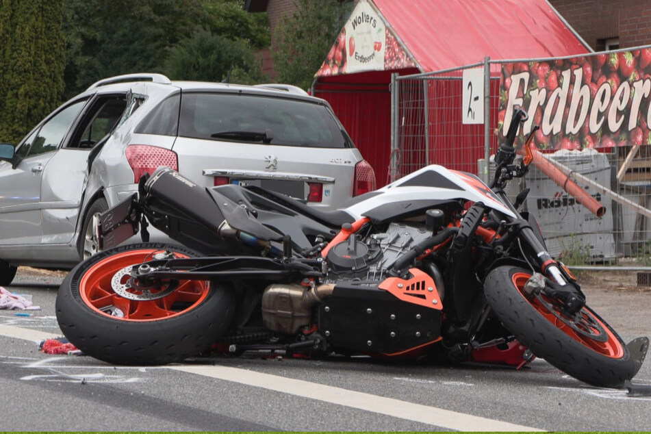 Tödlicher Crash im Norden: Biker (†23) kracht in abbiegendes Auto und stirbt
