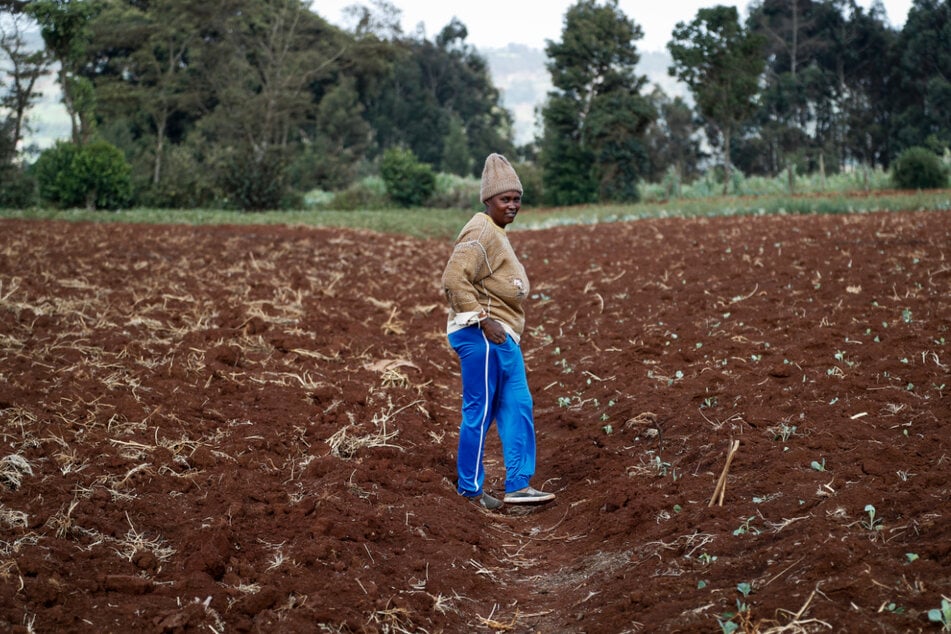 Die Bäuerin Monicah Wanjiku geht über ihren Hof in der Nähe von Nairobi. Russlands Krieg in der Ukraine hat die ohnehin schon hohen Preise für Düngemittel in die Höhe getrieben.