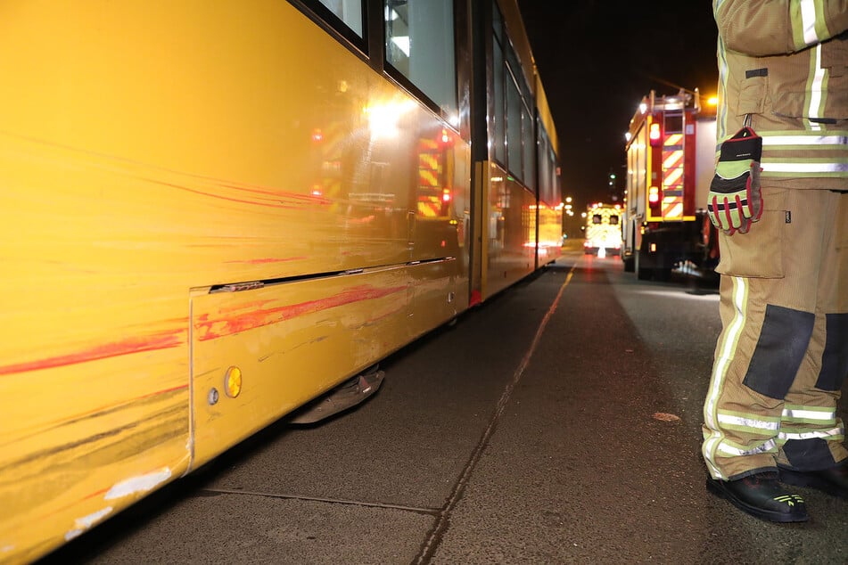 An der Straßenbahn waren noch die Spuren des roten VW Polo zu sehen.