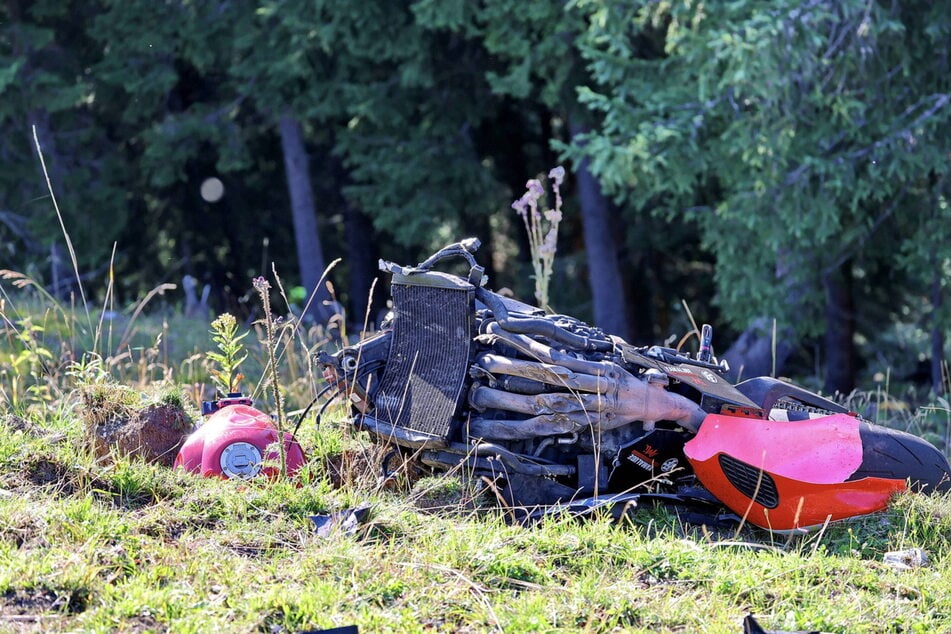 Das Motorrad des Münchners wurde durch den Unfall völlig zerstört.