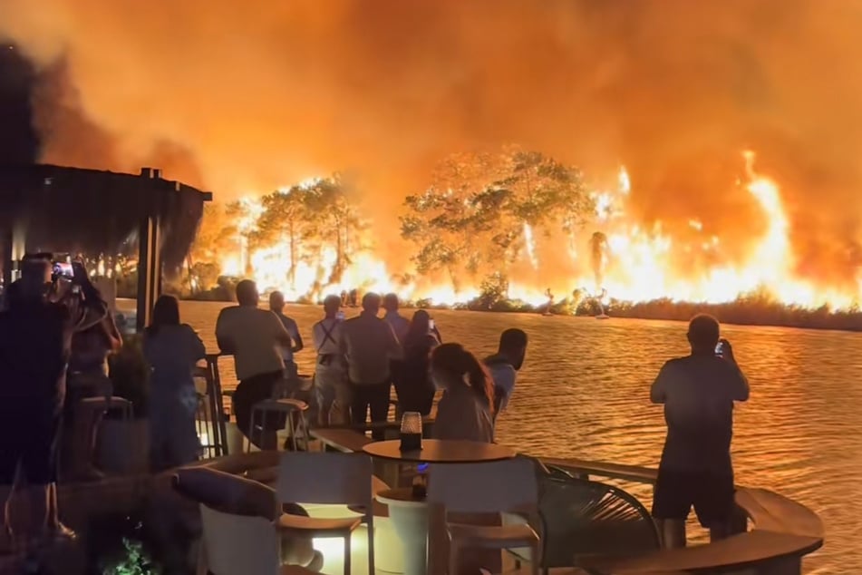 Im Außenbereich des Luxushotels "Titanic Deluxe Golf Belek" in Anatlya richtete das Feuer großen Schaden an.