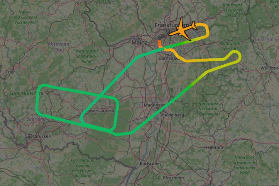 Die Boeing 777-300ER flog zur Gewichtsreduktion eine Warteschleife.