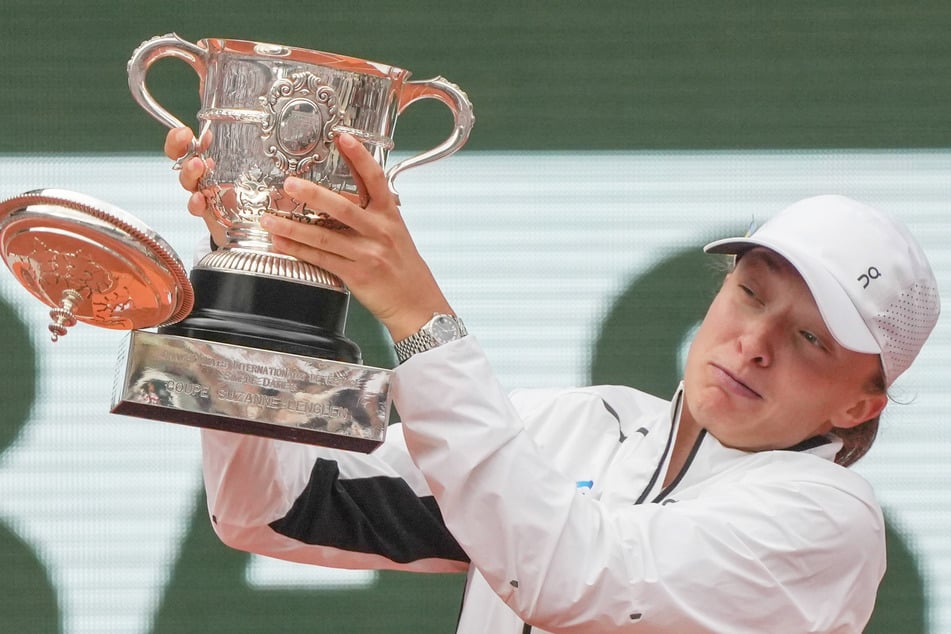 In diesem Moment fliegt der Deckel des Pokals weg! Iga Swiatek (22) freute sich zu euphorisch über ihren dritten Sieg bei den French Open.