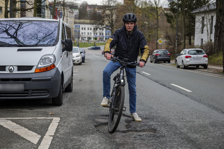 Joseph Israel (24) ist entsetzt: In der Barbarossastraße erreichen Krater teilweise Ausmaße von Canyons. Gefahr für Radfahrer.