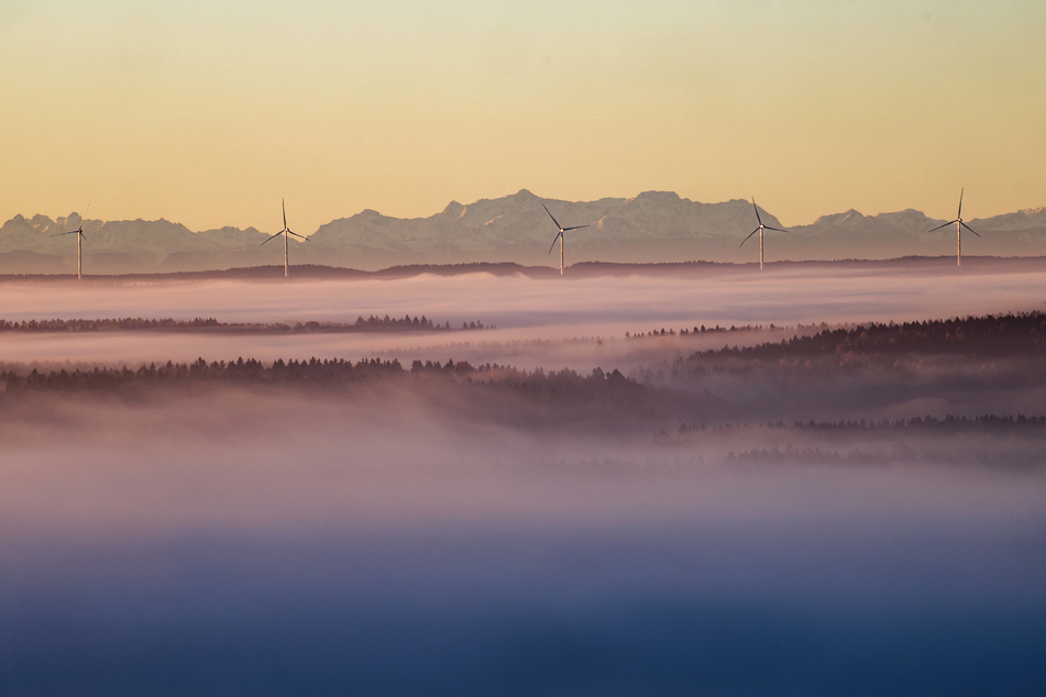Blick bei Föhnwetterlage von Oberschwaben auf die über einhundert Kilometer entfernten Alpen.