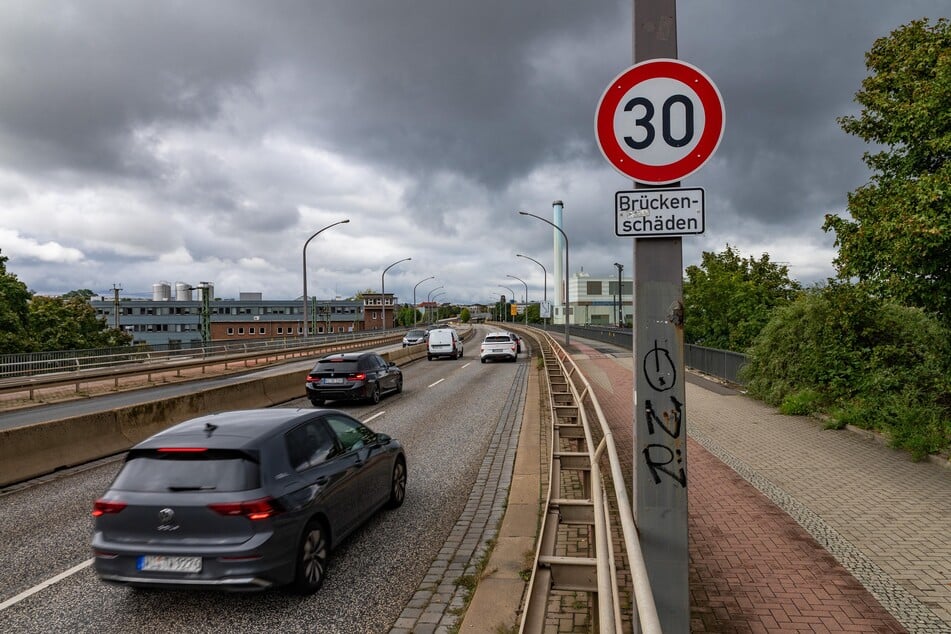 Schon seit einigen Jahren darf man auf diesem Teilstück der Nossener Brücke nur noch Tempo 30 fahren. Ziel ist es durch das Fahren mit reduzierter Geschwindigkeit die Brücke zu entlasten.