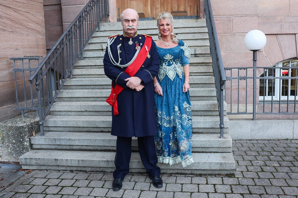 Bayerns Ministerpräsident Markus Söder (57, CSU, l.) und seine Frau Karin (51) gehen als Reichskanzler Otto von Bismarck und eine Dame aus der Zeit Bismarcks zum Franken-Fasching.