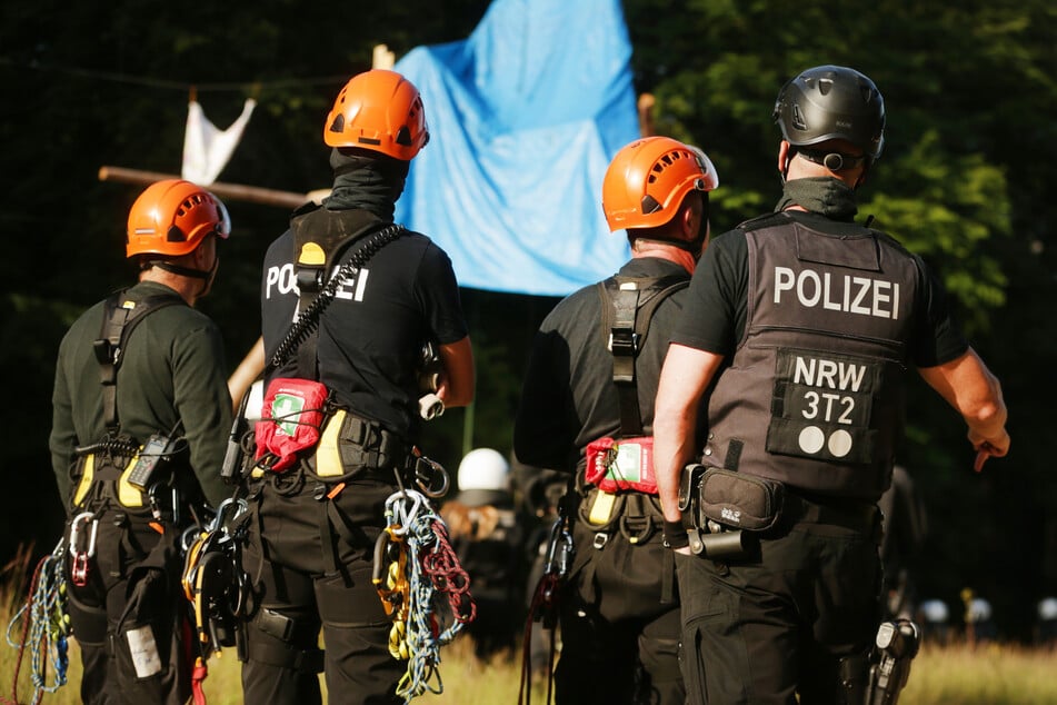 Mehrere Polizei-Hundertschaften im Hambacher Forst im Einsatz
