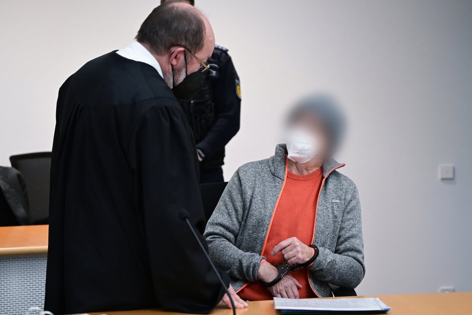 Der angeklagte mutmaßliche "Reichsbürger" (62, r) spricht vor dem Beginn seines Prozesses mit seinem Anwalt.