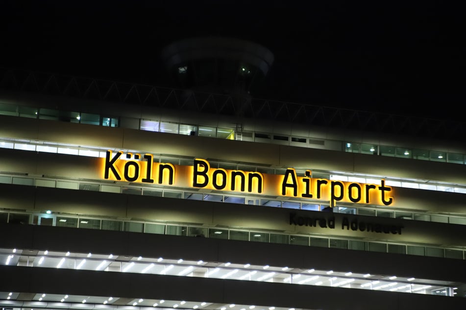 Auch jede Menge Transportflugzeuge heben jede Nacht vom Flughafen Köln/Bonn aus in alle Welt ab. (Archivbild)