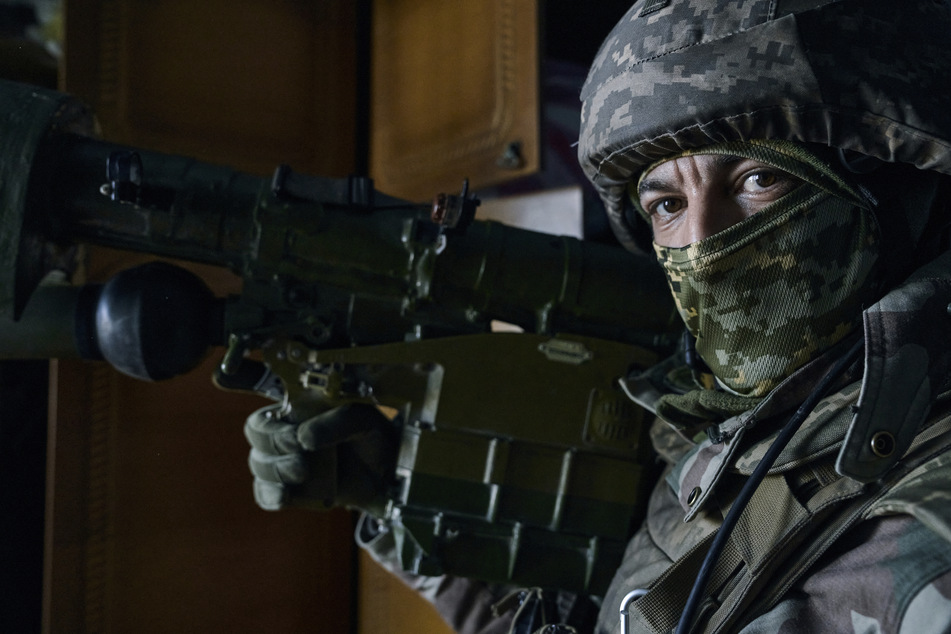 Ein ukrainischer Soldat mit einer Flugabwehrrakete vom Typ Igla in Bachmut in der Region Donezk.