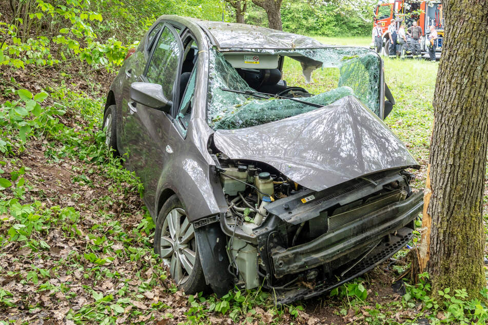 Die Fahrerin des Wagens musste aus dem Wrack befreit und in eine Klinik geflogen werden.
