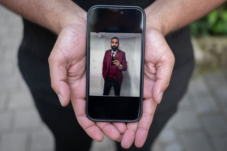Eray Çalar zeigt auf seinem Handy ein Foto seines getöteten Bruders Serkan Çalar (†36). Das Selfie zeigt den Zugbegleiter am Morgen seines Todes.
