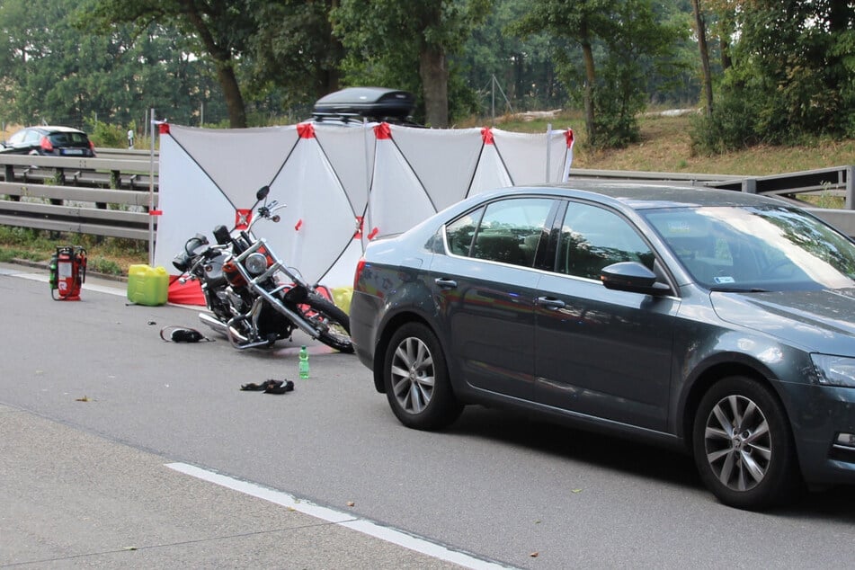 Eine Motorradfahrerin wurde bei dem Unfall auf der A3 schwer verletzt. Der Sachschaden wird auf einen mittleren vierstelligen Eurobetrag geschätzt