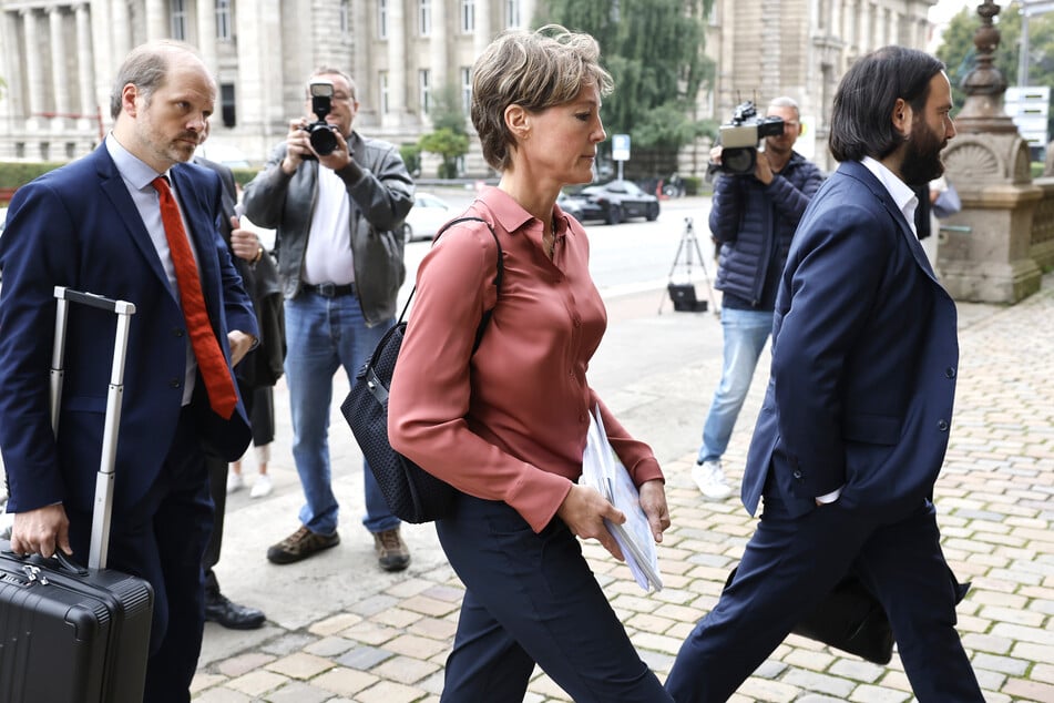 Christina Block (52), ihr Verteidiger Ingo Bott (42, r.) sowie Rechtsanwalt David Rieks (l.) kommen zum Prozess wegen mutmaßlicher Kindesentführung in das Landgericht Hamburg.
