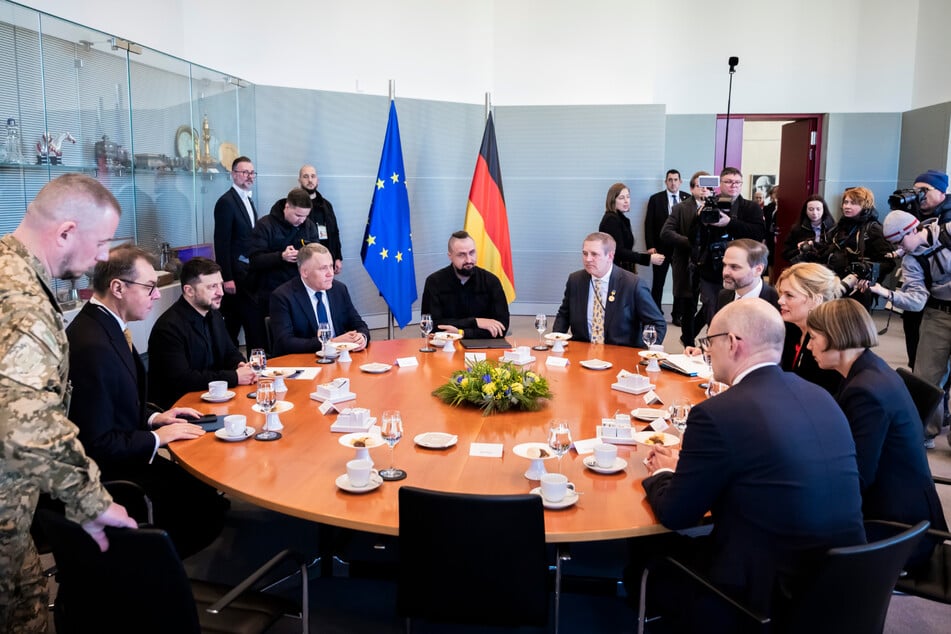 Wolodymyr Selenskyj (47, 3.v.l.), Präsident der Ukraine, wird von Bundestagspräsidentin Julia Klöckner (52, CDU, r.) im Deutschen Bundestag zu einem Gespräch empfangen.