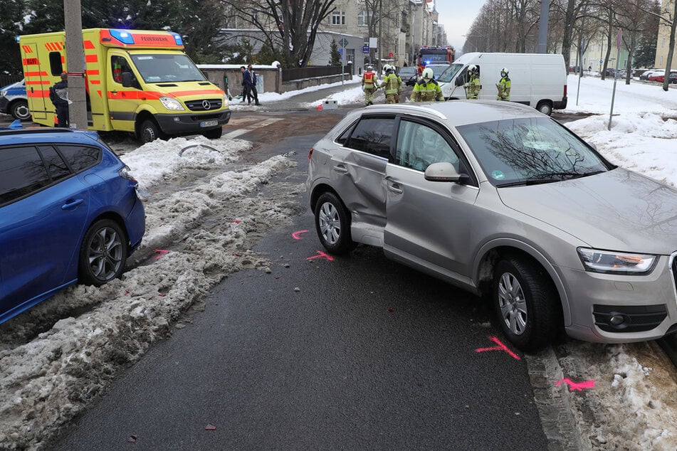 Autos kollidieren an Münchner Straße, Linie 3 unterbrochen