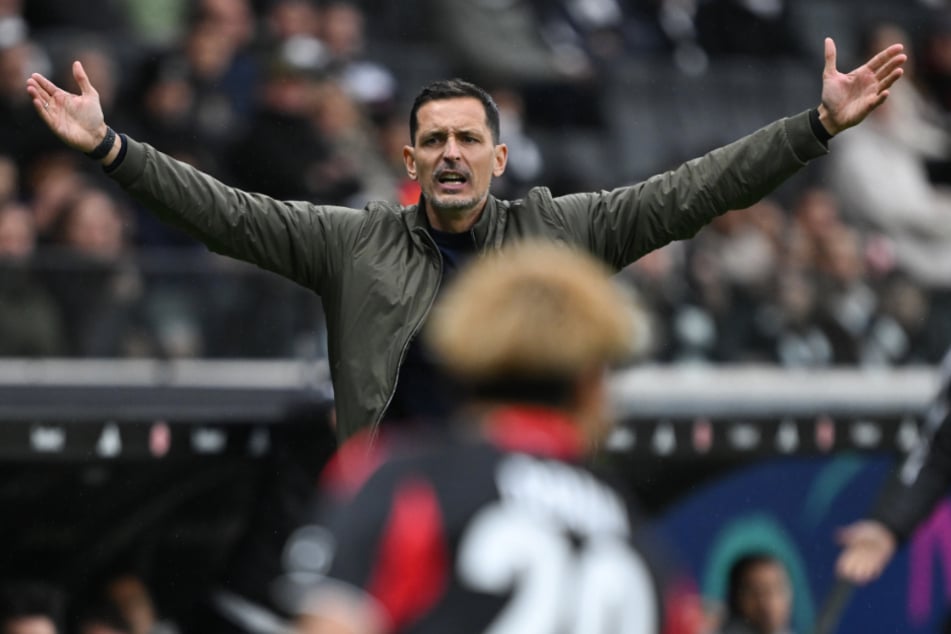 Eintracht-Cheftrainer Dino Toppmöller (44) setzt das DFB-Pokalspiel gegen Borussia Dortmund als zukünftigen Gradmesser für sein Team fest.