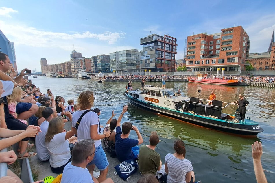 Hamburg: Überraschungs-Konzert auf der Elbe: Fettes Brot rocken den Hamburger Hafen