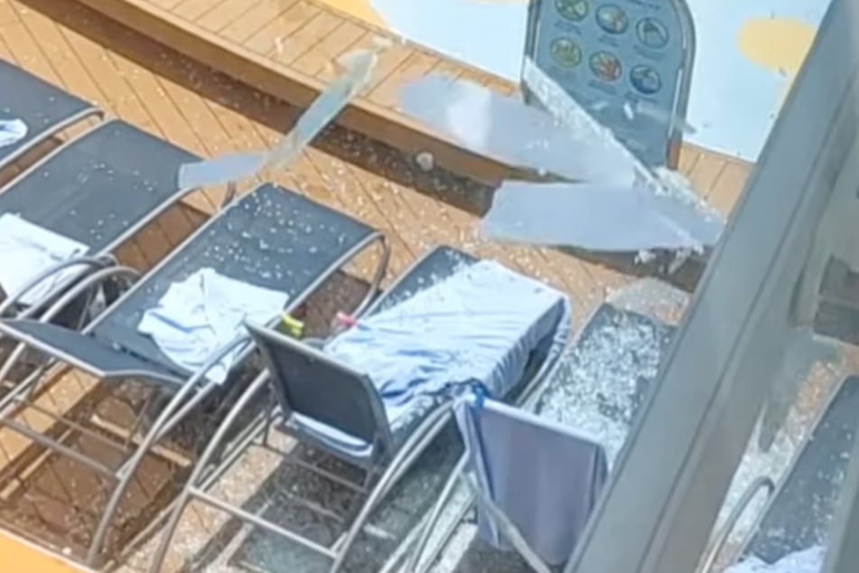 Die Liegen waren nach Sekunden voller Glassplitter. Gäste wurden dank des Kellners Nitin Kumar nicht verletzt.