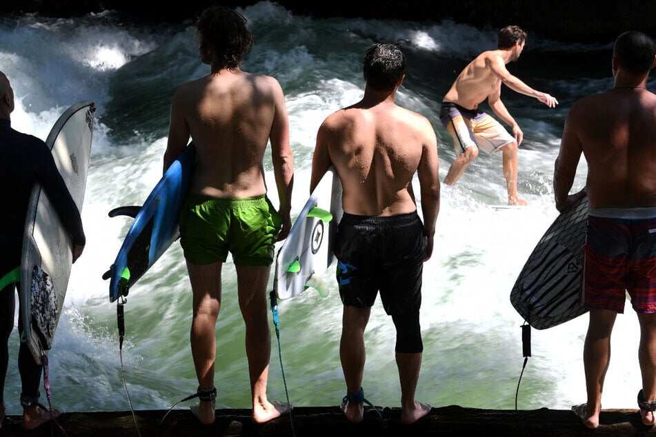 Seit dem April 2025 warten Surfer darauf, dass die Eisbachwelle offiziell und dauerhaft wieder freigegeben wird.