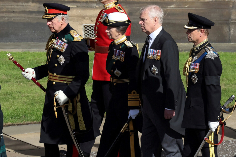 König Charles III (73, l.) führt den Trauerzug an, hinter ihm seine Geschwister: Prinzessin Anne (72), Prinz Andrew (62) und Prinz Edward (58). Auffälliges Detail: Prinz Andrew darf keine Uniform tragen.