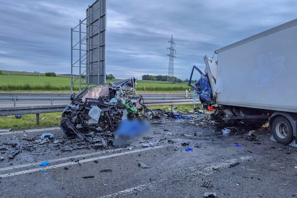 Der VW (l.) wurde durch den Aufprall bis zur Unkenntlichkeit zerstört.