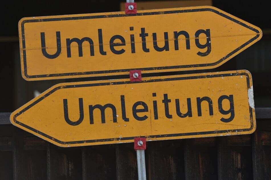 Der Verkehr wird aufgrund der Vollsperrung großräumig umgeleitet. (Symbolfoto)