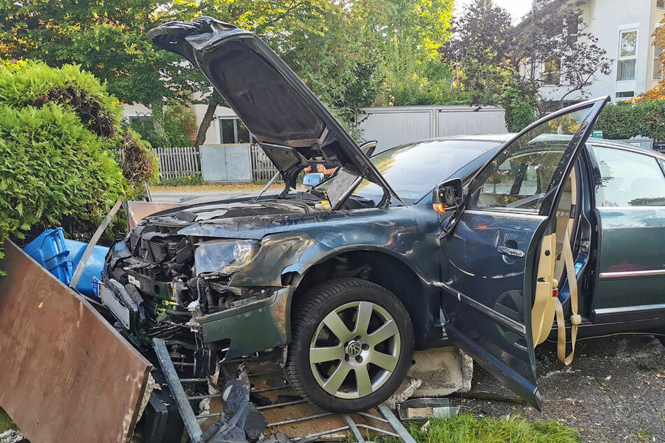 Ein Mann (†62) hat im Münchner Stadtteil Obermenzing während einer Fahrt mit seinem Auto das Bewusstsein verloren und einen Unfall gebaut.